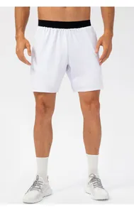 Vista detallada frontal de pantalones cortos deportivos blancos con cintura elástica negra