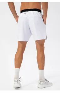 Vista trasera de pantalones cortos deportivos blancos para hombre con bolsillo de cremallera.