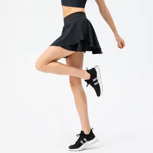 Jupe-short de sport noire pour femme avec design à couches pour le fitness