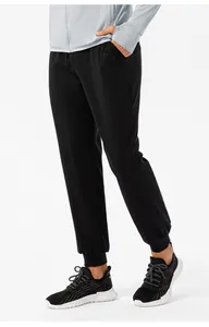 Detailopname van zwarte herenjoggingbroek met elastische taille en boorden