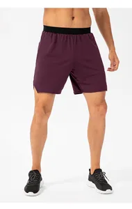 Vista frontal de pantalones cortos de running para hombre color burdeos con cintura negra