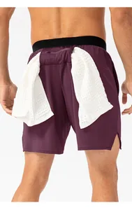 Vista trasera de pantalones cortos deportivos violetas para hombre con toallero y cremallera
