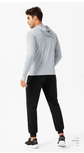 Achteraanzicht van losvallende heren sportjoggers gecombineerd met grijze hoodie