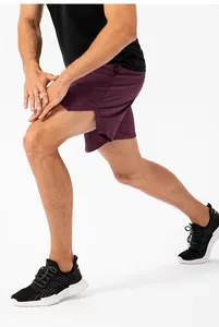 Primer plano de pantalones cortos deportivos de secado rápido con abertura lateral