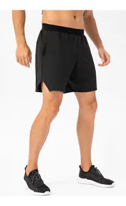 Vista inferior de pantalones cortos de running negros de secado rápido