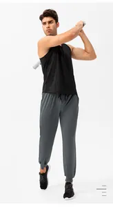 Volledig zicht op grijze heren joggingbroek, sneldrogend voor sport en fitness training.