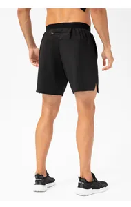 Detalle de la vista trasera de pantalones cortos deportivos negros para hombre