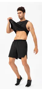 Modelo masculino posando con pantalones cortos deportivos negros de secado rápido