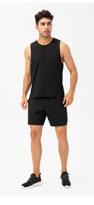 Conjunto deportivo para hombre con camiseta sin mangas y pantalones cortos de secado rápido.
