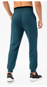 Achteraanzicht van sneldrogende sportjoggingbroek voor heren met een elastische taille