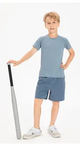 Vista intera di un bambino in completo sportivo blu traspirante con t-shirt e shorts