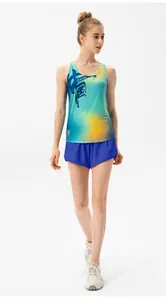 Detail des schnelltrocknenden Damen-Marathon-Tanks mit China-Print und blauen Shorts