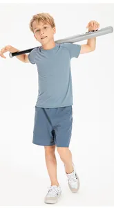 Vista a figura intera di un ragazzo che posa in un completo sportivo blu traspirante