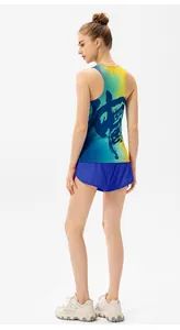Rückansicht eines schnelltrocknenden Marathon-Tanktops für Damen mit buntem Farbverlauf