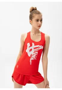 Detail des roten, schnell trocknenden Marathon-Tops mit weißem China-Aufdruck und Shorts
