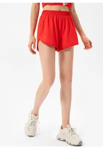 Detailansicht der leuchtend roten, schnelltrocknenden Sportshorts für Damen zum Laufen