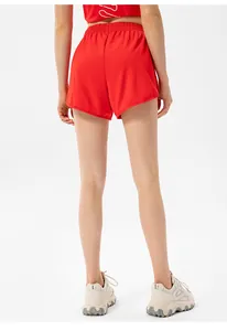 Rückansicht von roten schnelltrocknenden Sportshorts für Damen für Fitness und Laufen