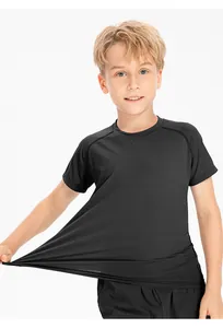 Vista dettagliata dell'elevata elasticità della maglietta sportiva nera per bambini