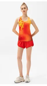 Schnelltrocknendes Marathon-Sporttop für Damen mit CHINA-Print und rotem Farbverlauf.