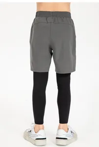 Rückansicht der Kinder 2-in-1 Sportshose für Jungen zum Laufen und Basketball.
