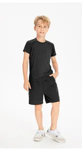 Set sportivo nero traspirante per ragazzo con maglietta ad asciugatura rapida e shorts