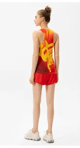 Rückansicht eines roten Damen-Laufshirts mit gelbem China-Aufdruck, schnelltrocknend