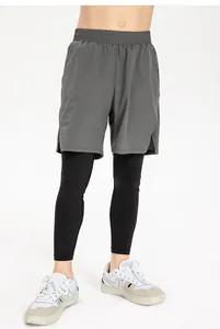 Detailaufnahme der 2-in-1-Sporthose für Kinder mit grauen Shorts und schwarzen Leggings