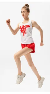 Nahaufnahme des schnelltrocknenden Damen-Marathon-Tops mit rotem China-Druck auf Weiß.