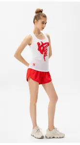 Damen schnelltrocknendes Marathon-Laufshirt mit rotem China-Print und roten Shorts