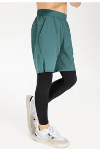 Detailansicht der 2-in-1-Sporthose für Jungen mit atmungsaktivem, schnell trocknendem Stoff