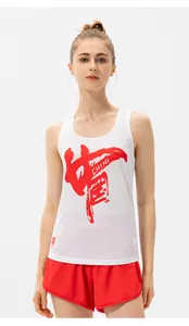 Detailansicht des weißen schnelltrocknenden Sport-Tops mit rotem China-Schriftdruck