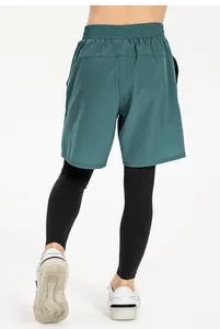 Rückansicht der 2-in-1-Schnelltrocknungs-Sporthose für Kinder mit blauen Shorts.