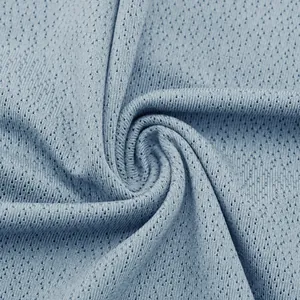 Dettaglio del tessuto a rete blu traspirante per maglietta sportiva rinfrescante per bambini