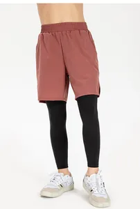 Detailansicht der 2-in-1-Sporthose für Jungen mit atmungsaktiven Leggings und weiten Shorts