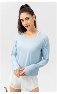 Gros plan sur un t-shirt de sport de protection solaire bleu clair avec passe-pouces.