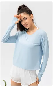 Détail du t-shirt de sport bleu clair pour femmes protection solaire UPF 50+ avec passe-pouce.