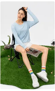 Vue style de vie extérieur du t-shirt manches longues protection UV en soie glacée bleu clair