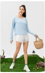 Détail d'un haut de sport bleu clair anti-UV avec trous pour les pouces pour femme