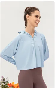 Giacca protettiva solare da donna in seta ghiacciata celeste con cappuccio e zip.