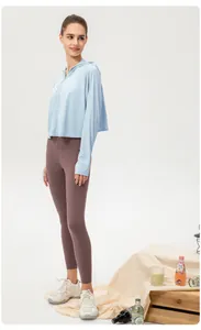Modella indossa una giacca protettiva solare in seta di ghiaccio azzurra e leggings