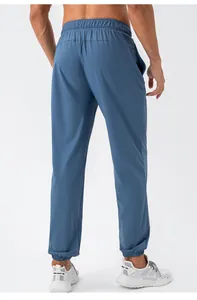 Achteraanzicht detail van een sneldrogende blauwe heren sportbroek met elastische tailleband