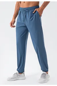 Gedetailleerde weergave van blauwe sneldrogende sportjoggingbroek met trekkoord heren.