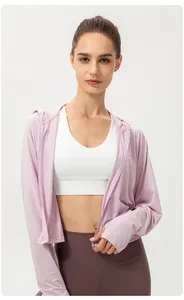 Vista dettagliata di una giacca protettiva solare lavanda con reggiseno sportivo