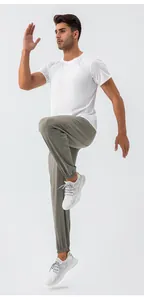 Αναπνεύσιμο και γρήγορο στέγνωμα νάιλον joggers για άνδρες σε κίνηση τρεξίματος