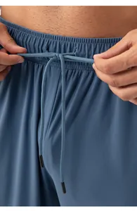 Detail van blauwe sneldrogende sportbroek met een functionele taille met trekkoord