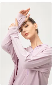 Dettaglio della giacca solare in seta ghiacciata lavanda da donna con cappuccio e fori.