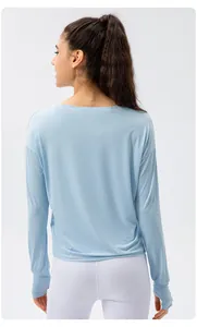 Vue arrière d'un haut de sport à manches longues bleu clair anti-UV en soie glacée