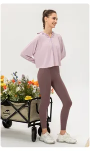 Vista laterale di una donna con giacca protettiva in seta di ghiaccio e leggings