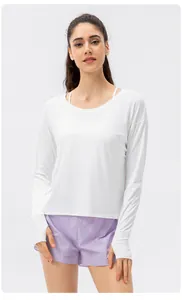 Détail d'un t-shirt de protection solaire UPF 50+ pour femme avec passe-pouces