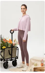 Vista completa della giacca protettiva UV in seta di ghiaccio e leggings sportivi da donna